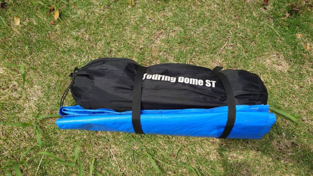 収納時のツーリングドームSTとグランドシート