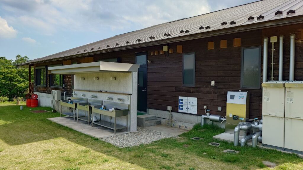 山の駅たかはらSTARLIGHTCAMPBASE管理棟裏側のキャンプ場施設