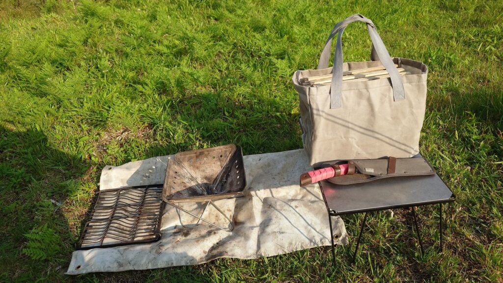 焚き火台と薪&グリップを巻き直した鉈