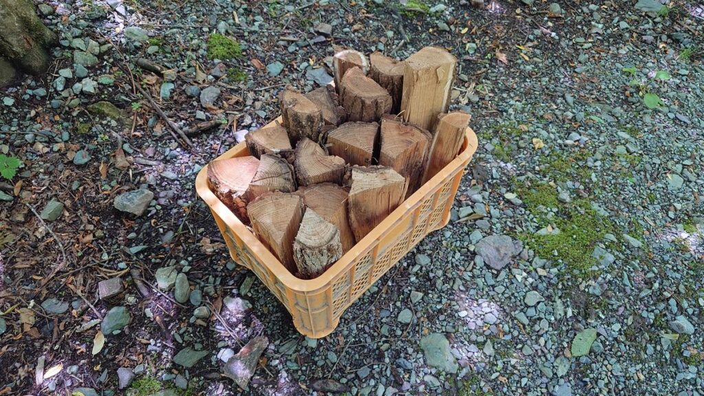 渓流釣り場ようらくの薪