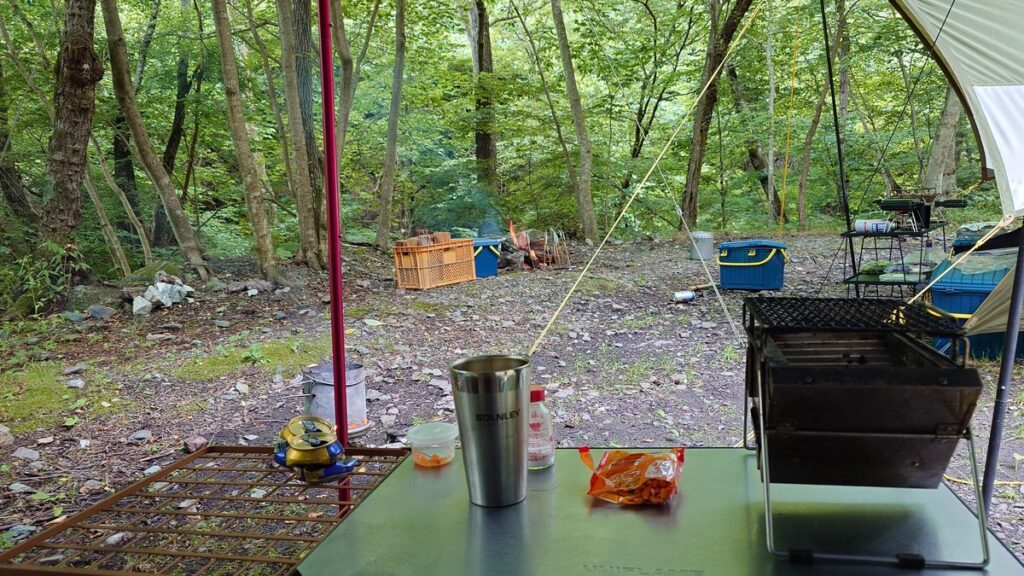 渓流釣り場ようらく焚き火を遠目に口開け