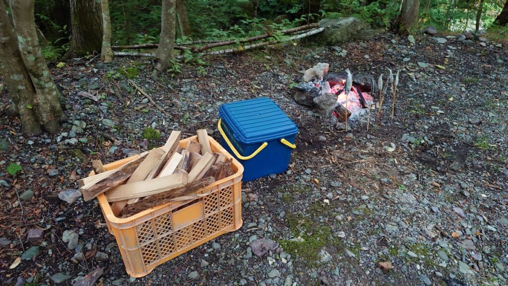 渓流釣り場ようらく割った薪と焚き火