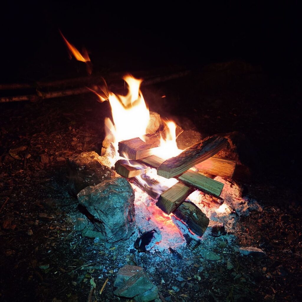 井桁に組んだキャンプファイヤーのような焚き火