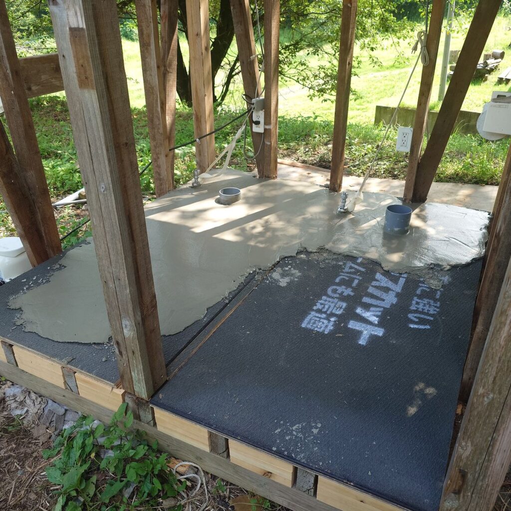 外壁を剥がし床作り