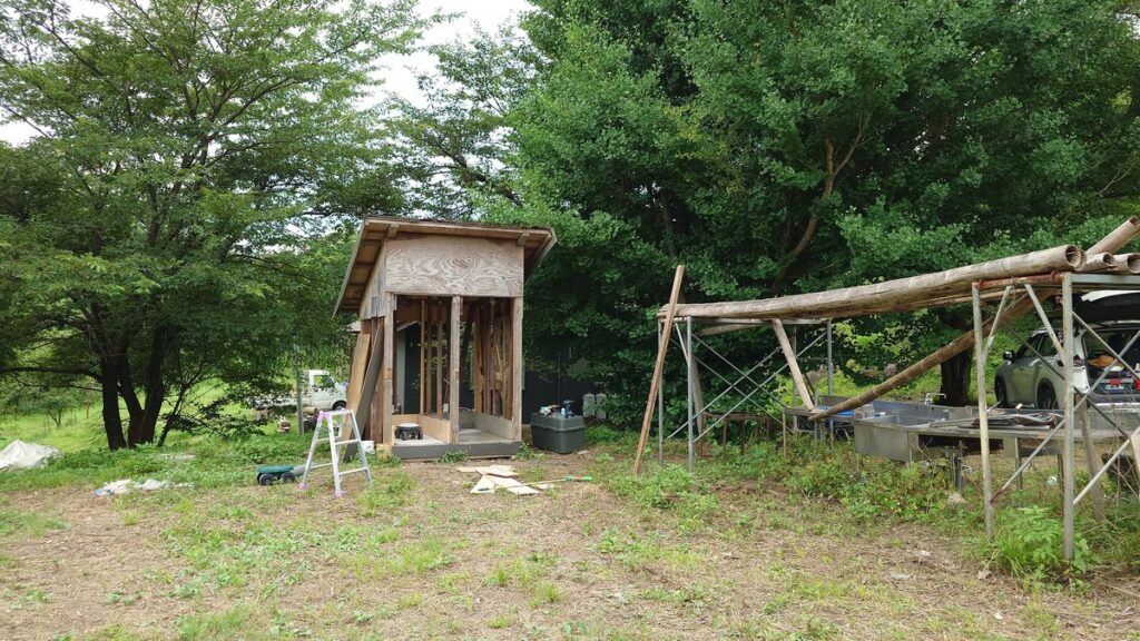 回収中のトイレと老朽化した水場