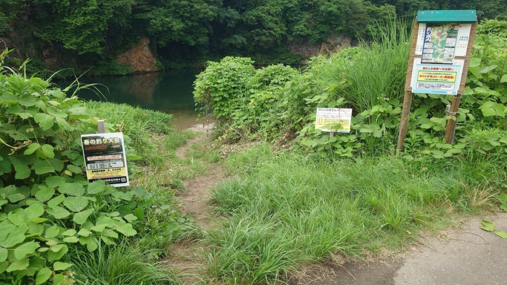 鬼怒川への降り口