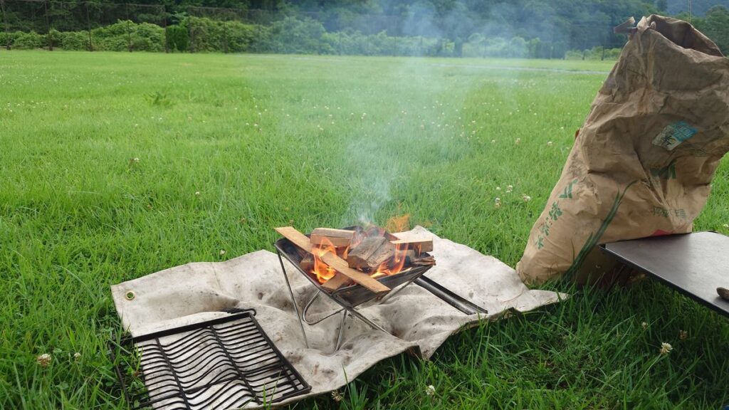 建築廃材で焚き火スタート