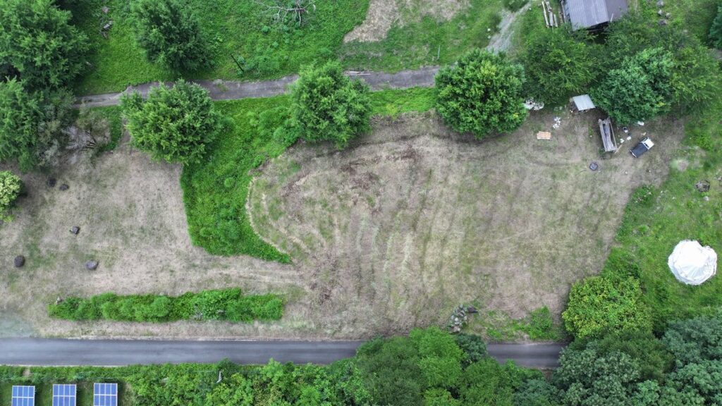 草刈りの様子を上空から撮影