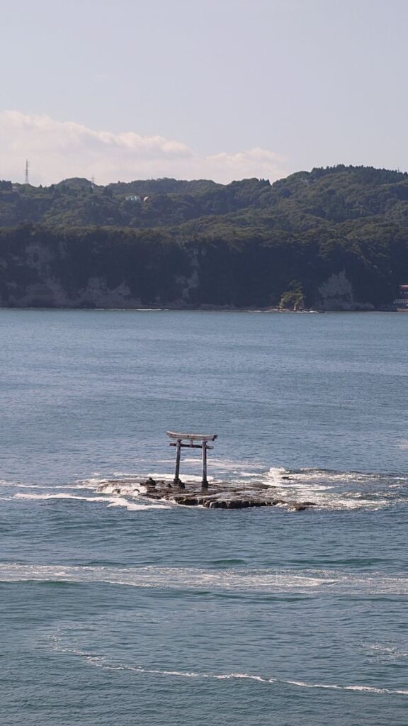 旧・遠見岬神社・海の鳥居