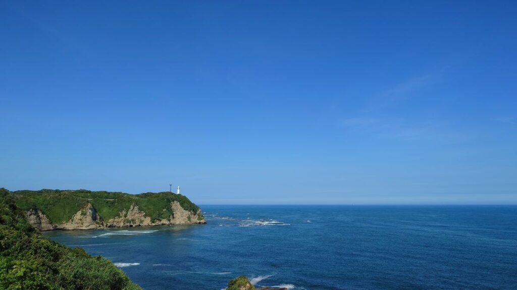 八幡岬公園展望台から勝浦灯台を臨む