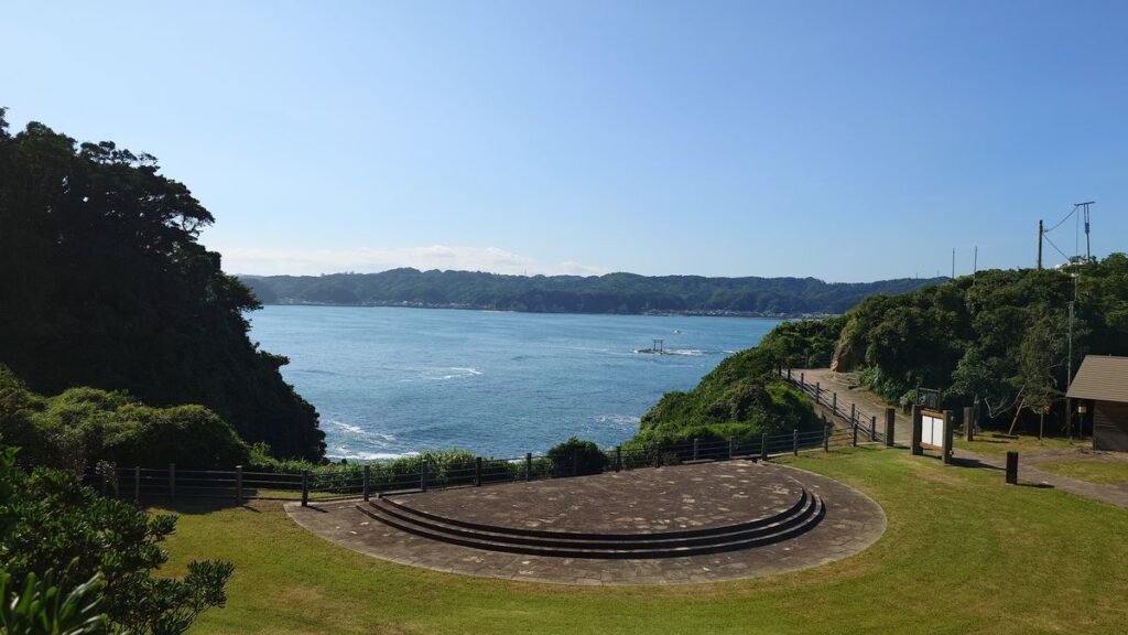 八幡岬公園から勝浦湾を望む