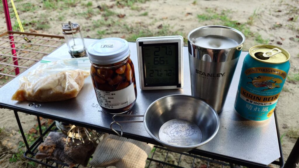 ニンニクの醤油漬けの瓶詰めと自家製鶏胸肉のハム