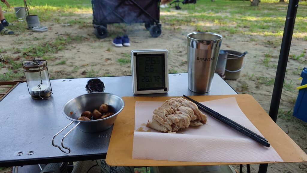 鶏胸肉のハムのスライスとニンニクの醤油漬け