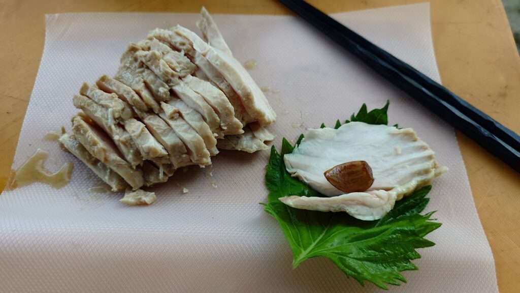 鶏胸肉にニンニクの醤油漬けを挟みしそで挟んでいただく