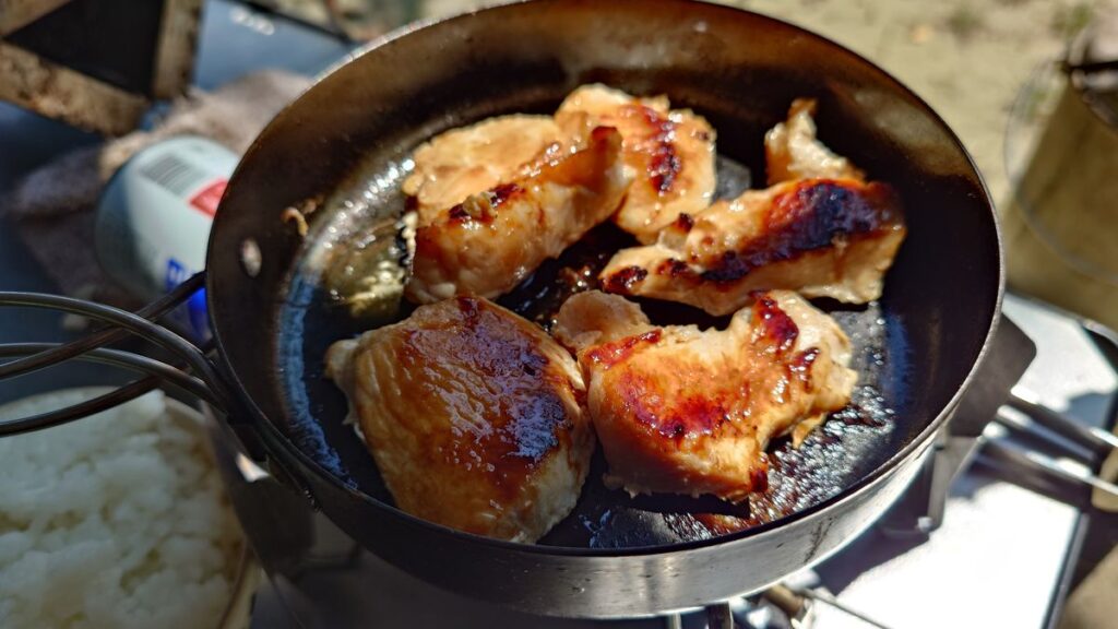 鉄製フライパンで焼いた鶏胸肉カルピス漬け