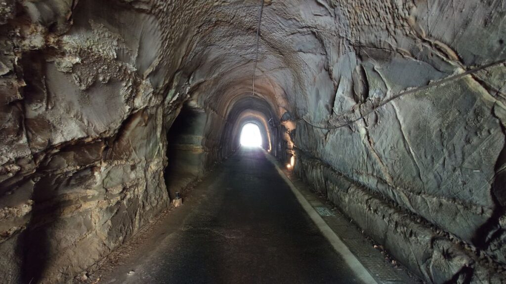 鵜原理想郷ハイキングコースのトンネル