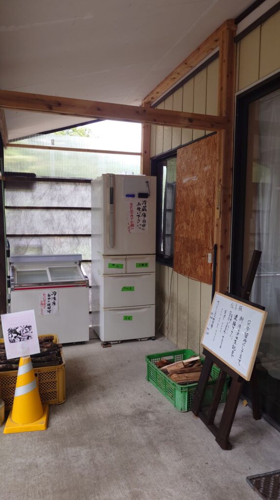 尾瀬金井沢キャンプ場管理等脇の冷蔵庫