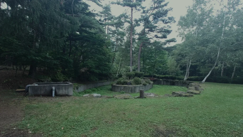 尾瀬金井沢キャンプ場管理棟前の釣り堀跡