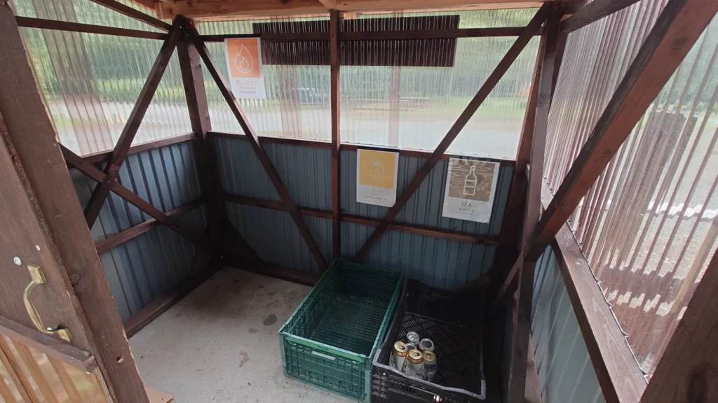 尾瀬金井沢オートキャンプ場ゴミ置き場内部