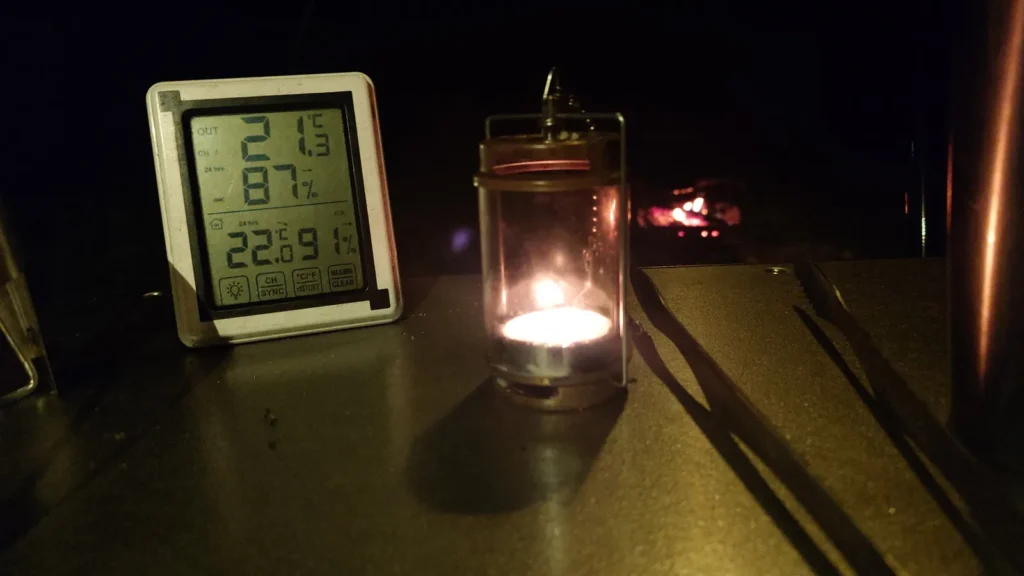 尾瀬金井沢キャンプ場温度計とキャンドルランタン