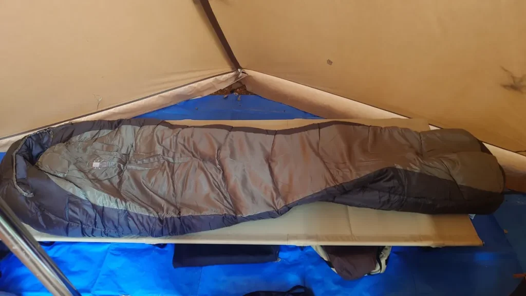 コットの上のColeman Extreme WHEATHER Mummy