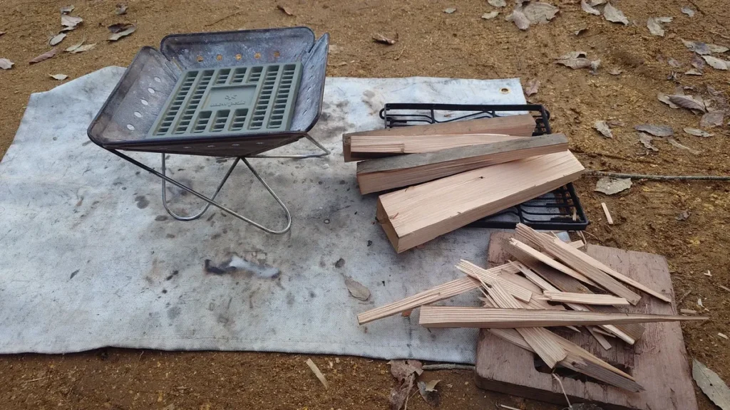 スノーピーク焚き火台Ｓと焚き付け用の薪