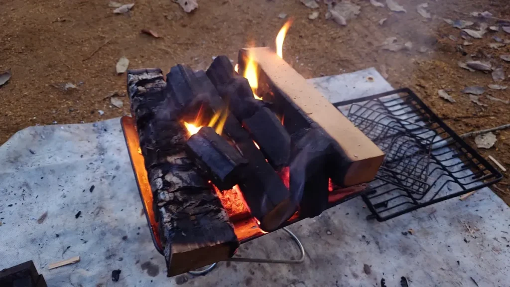 焚き火に投入した炭