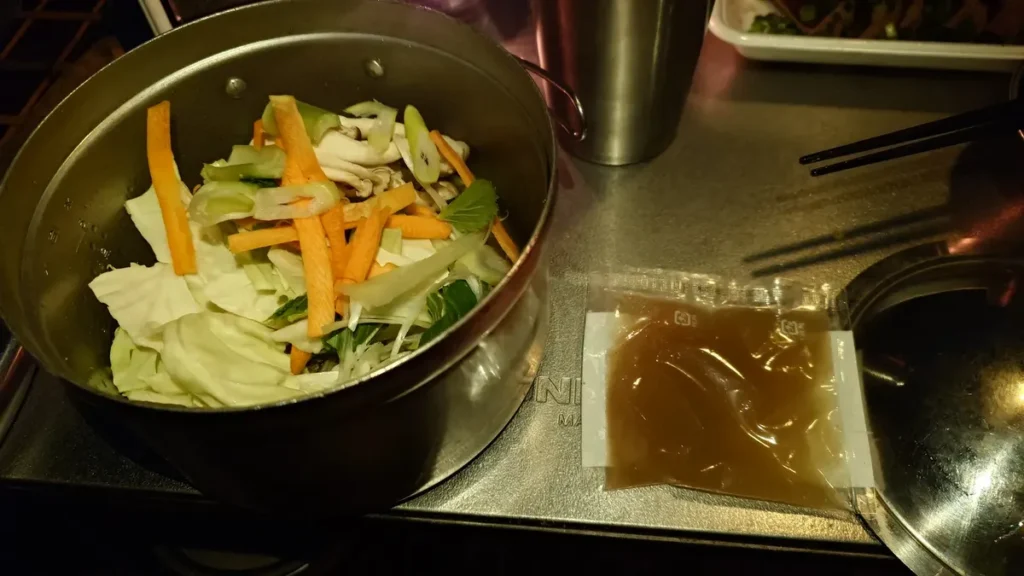 鍋に入れた野菜と炒め用の調味料