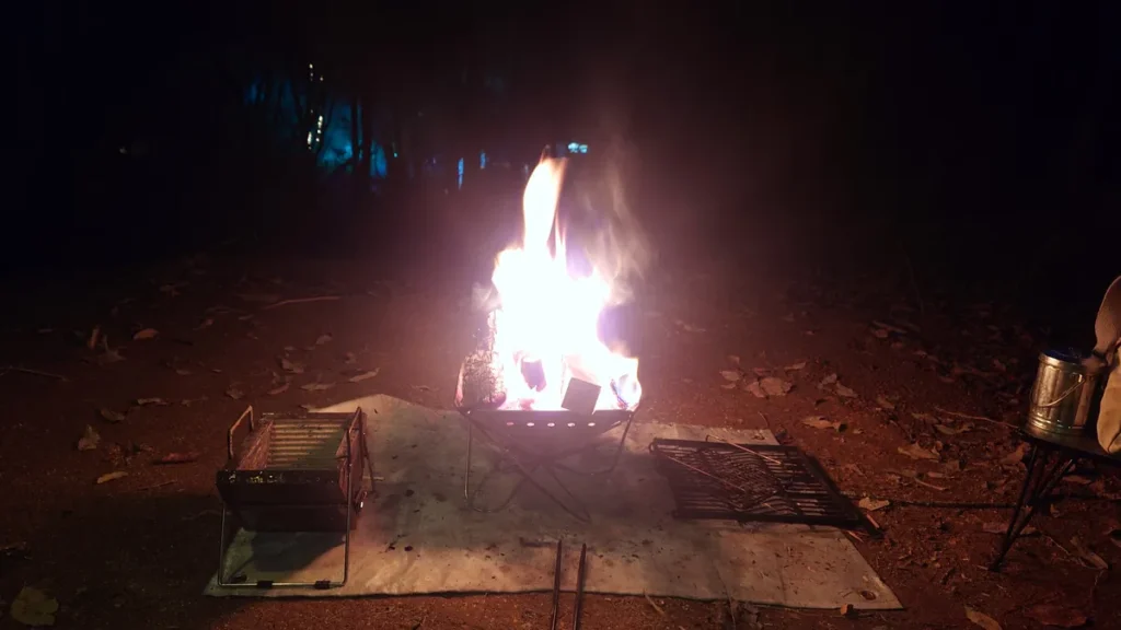 焚き火台で燃え上がる炎