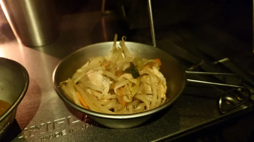 シェラカップによそった鍋