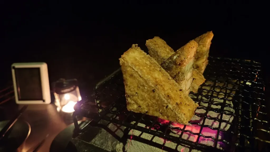 ４等分した厚揚げの炭火焼き