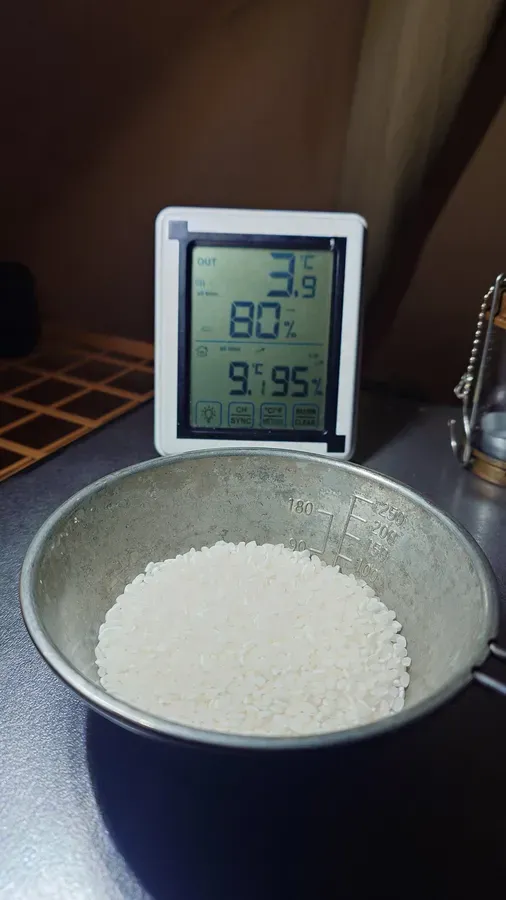 シェラカップに入れたお米と朝の気温