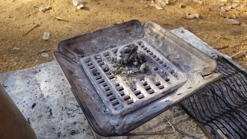 snow peak 炭床Pro S上の燃えかす