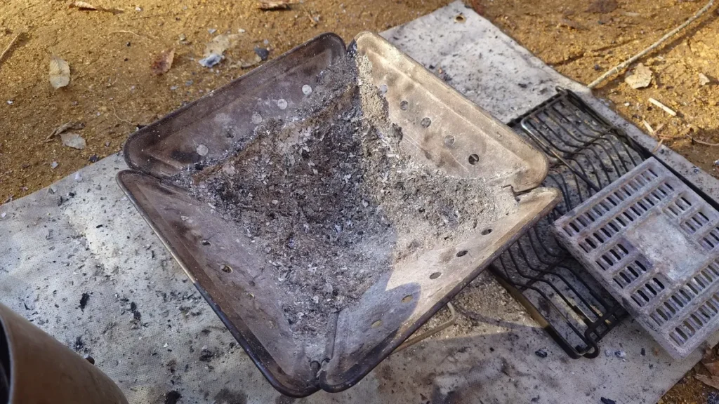 snow peak 炭床Pro Sを外した下の灰