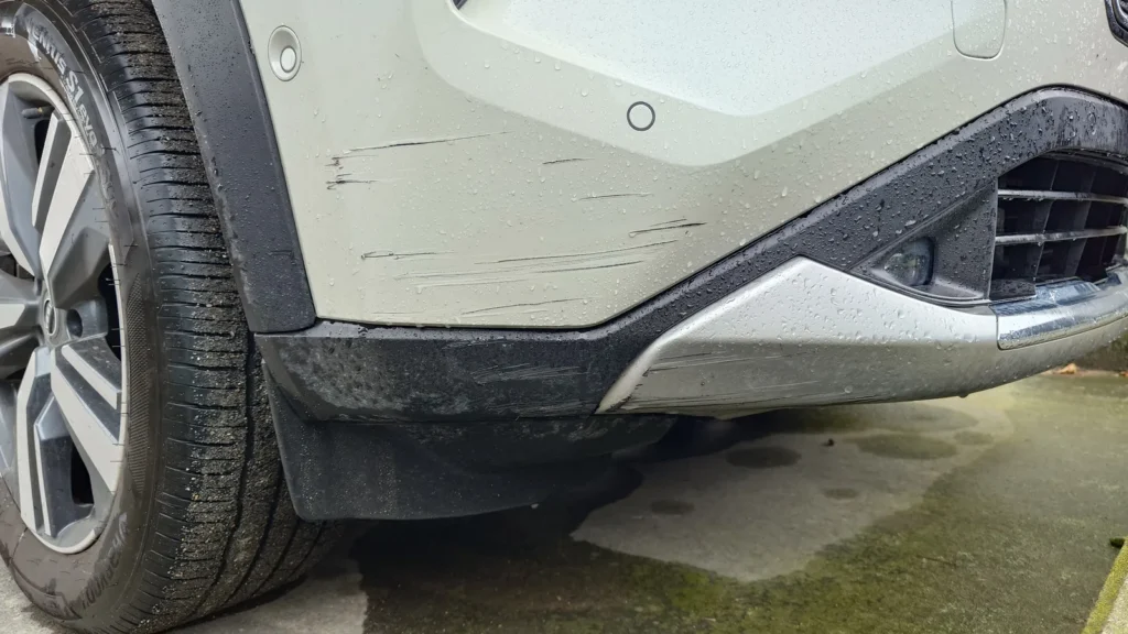 岩にこすって傷ついた愛車