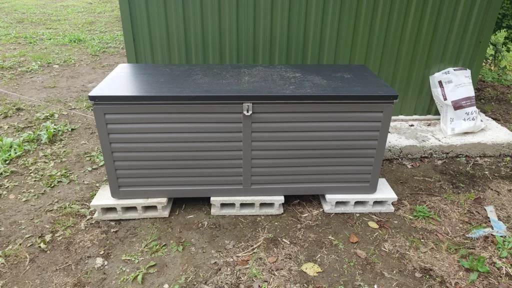 物置横の薪の入れ物