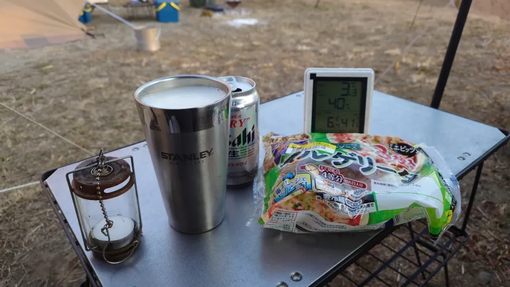 ビールと焼く前のピザと温度計