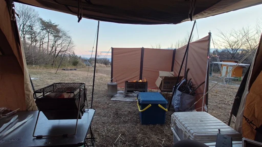 テント内部から外を眺めた様子