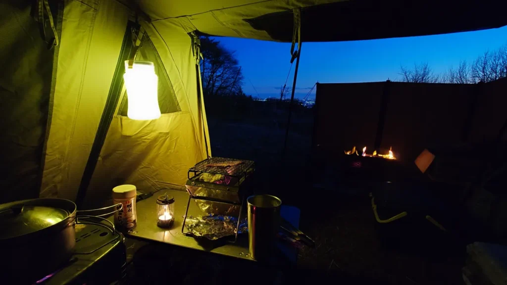 日が暮れたテント内の様子