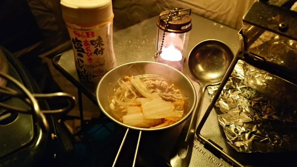 取り分けた鍋とキャンドルランタン