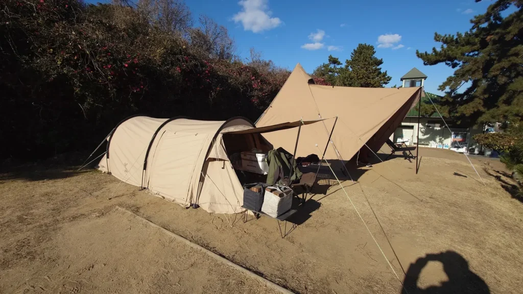 大洗サンビーチキャンプ場高台サイトに張ったソロカマとサーカス