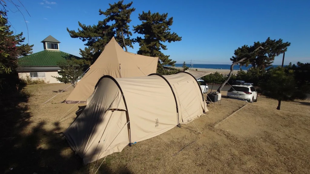 大洗サンビーチキャンプ場高台サイトから太平洋を臨むテントの様子
