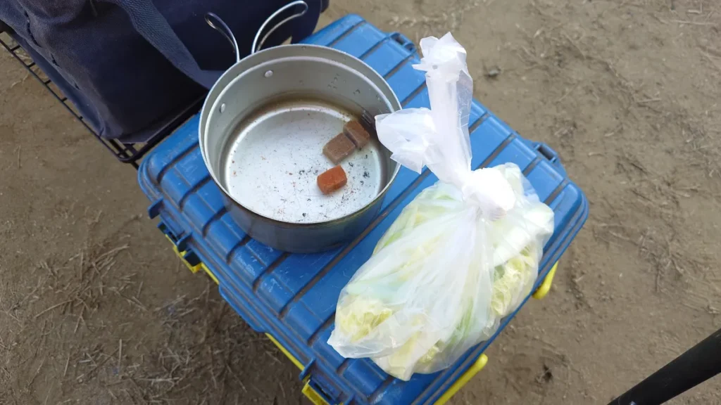 鍋の具材と鍋キューブを投入した鍋