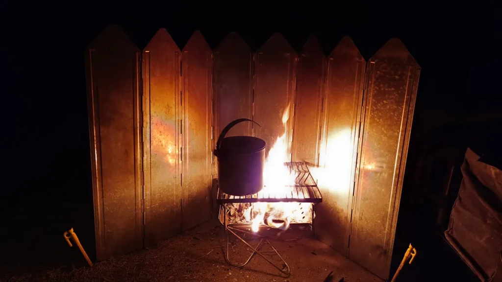 焚き火スクリーンを展開