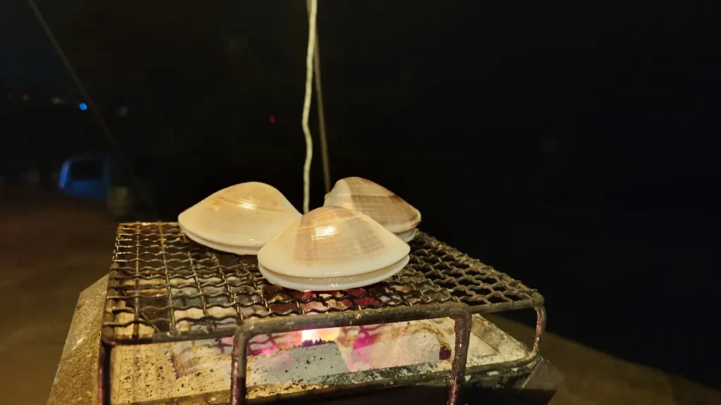 地場産のハマグリ炭火焼き