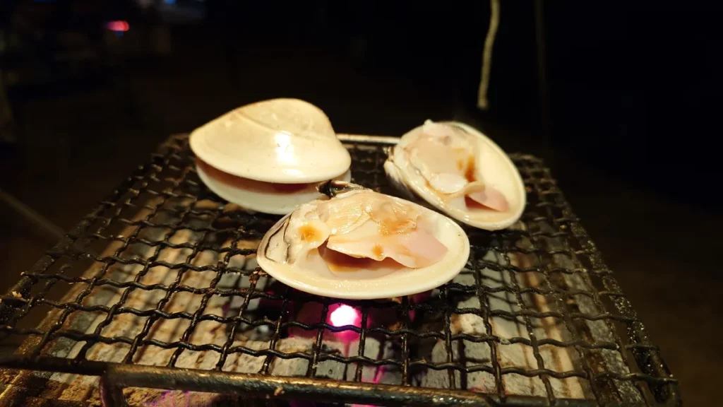 醤油で味付けして焼き上がりを待つハマグリ