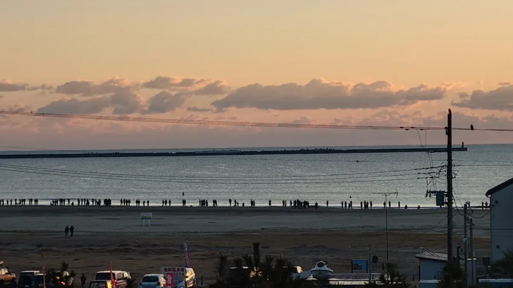 太平洋で初日の出を待つ人々