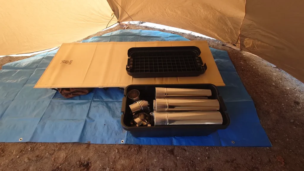 収納された薪ストーブと煙突