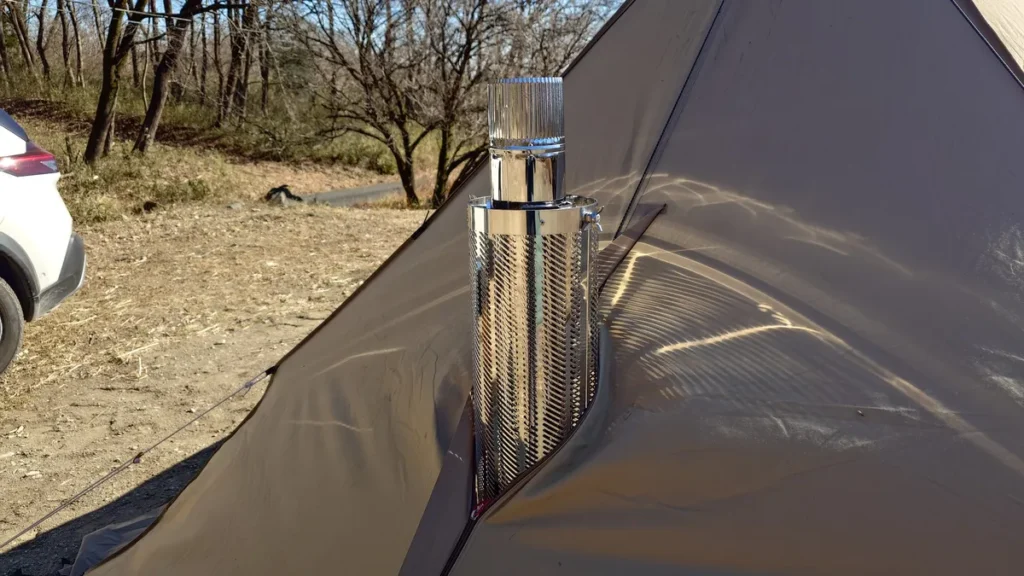 キャンプ背面から飛び出した煙突と煙突ガード