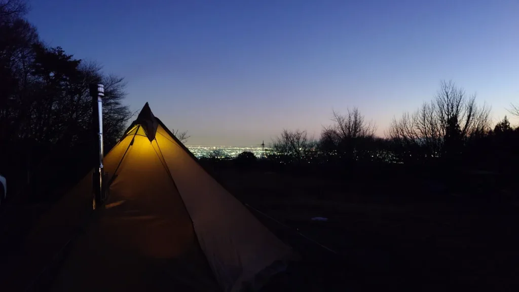 オートキャンプ場ナイトビューあかぎ夜景とワンポールテント